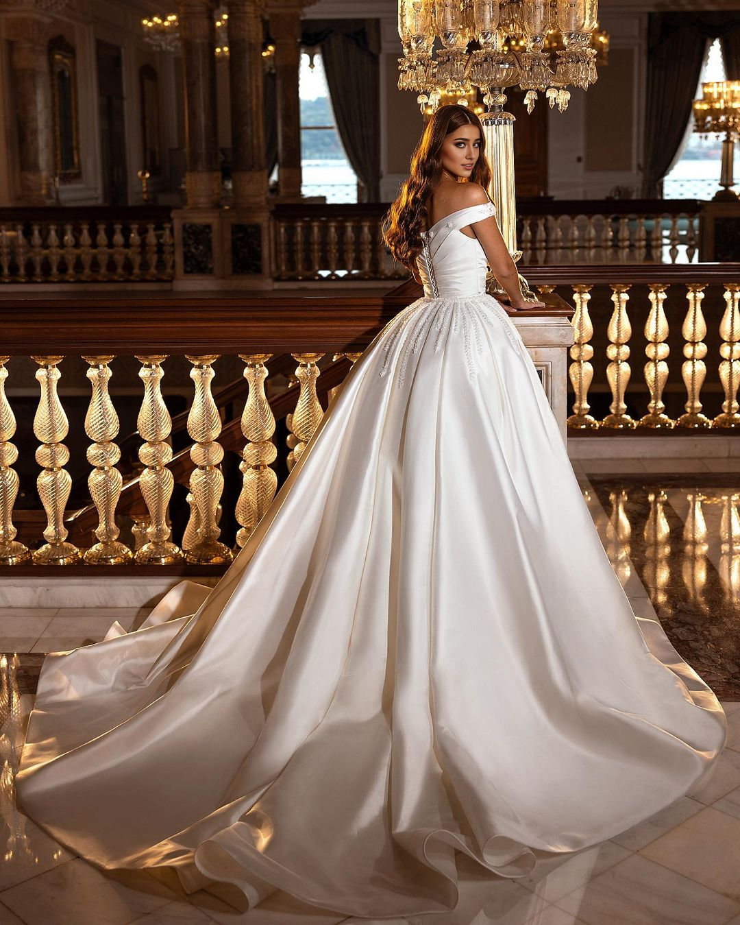 Vestido de novia Weitese de satén con escote corazón, espalda descubierta y hombros descubiertos con apliques de volantes